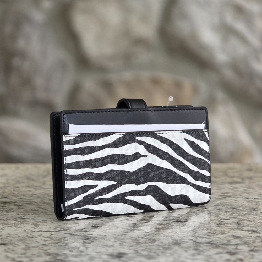 Michael Kors Greenwich Bifold Medium Wallet - Picture 2 of 6